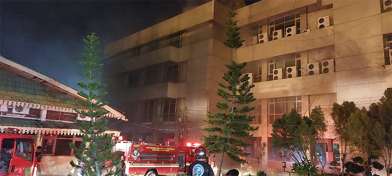 Petugas sedang mencari sumber api dan berupaya melakukan pemadaman kantor Bupati Inhil yang terbakar, Selasa (6/1/2026).