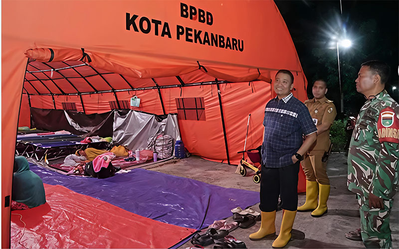 Pemko Pekanbaru mendirikan tenda pengungsian bagi warga yang terdampak banjir luapan Sungai Siak di Kelurahan Meranti Pandak, Kecamatan Rumbai.