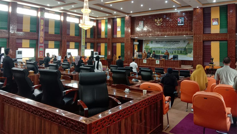 Rapat paripurna pembukaan masa sidang I 2026 DPRD Rohil diawali dengan menyanyikan Lagu Indonesia Raya, dan Mars/Hymne Rohil di Bagansiapiapi, Selasa (6/1/2025).