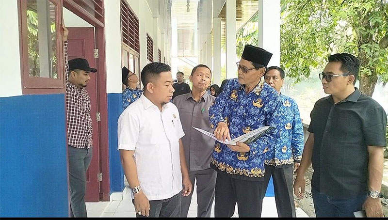 Ketua Komisi IV DPRD Inhu, Irwantoni SE saat melaksanakan Sidak di salah satu sekolah di Kecamatan Seberida, Selasa (6/1/12026).