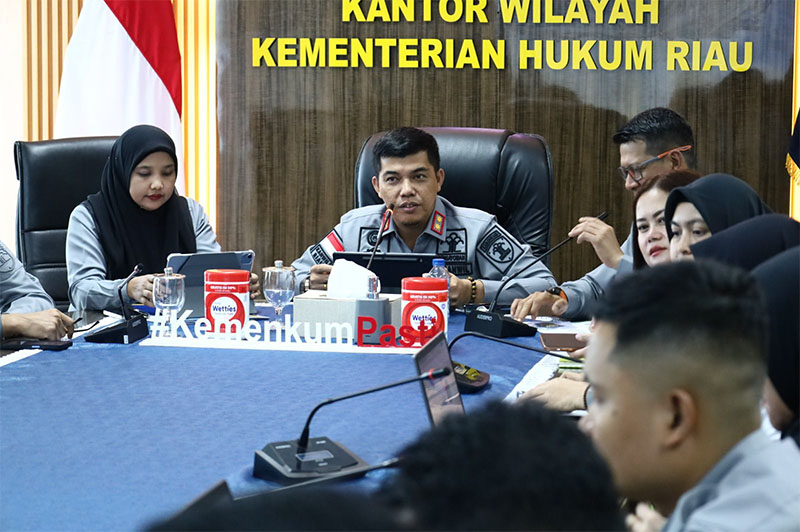 Kakanwil Kemenkum Riau Rudy Hendra Pakpahan memimpin rapat pelaksanaan program untuk anggaran 2026 di ruang kerjanya, Selasa (6/1/2026).