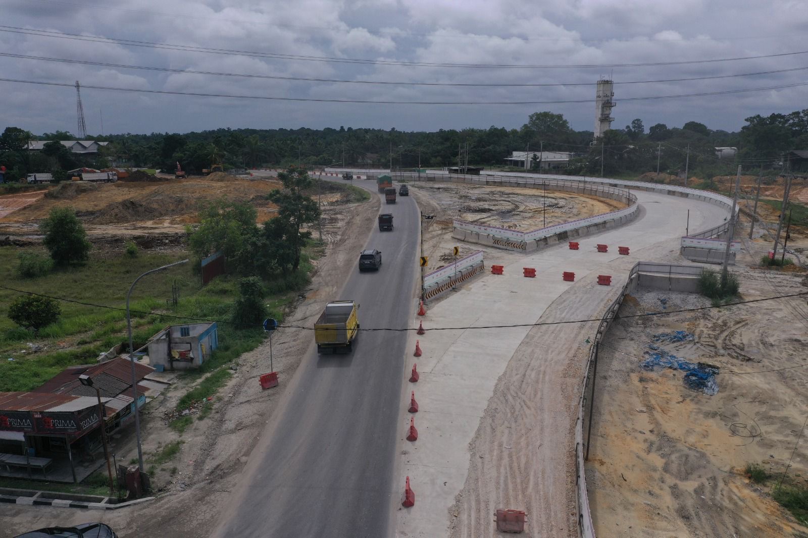 Pembangunan jembatan overpass proyek Tol Lingkar Pekanbaru mengakibatkan pengalihan ruas jalan di Simpang Palas-Batas Kota Pekanbaru hingga September 2026.