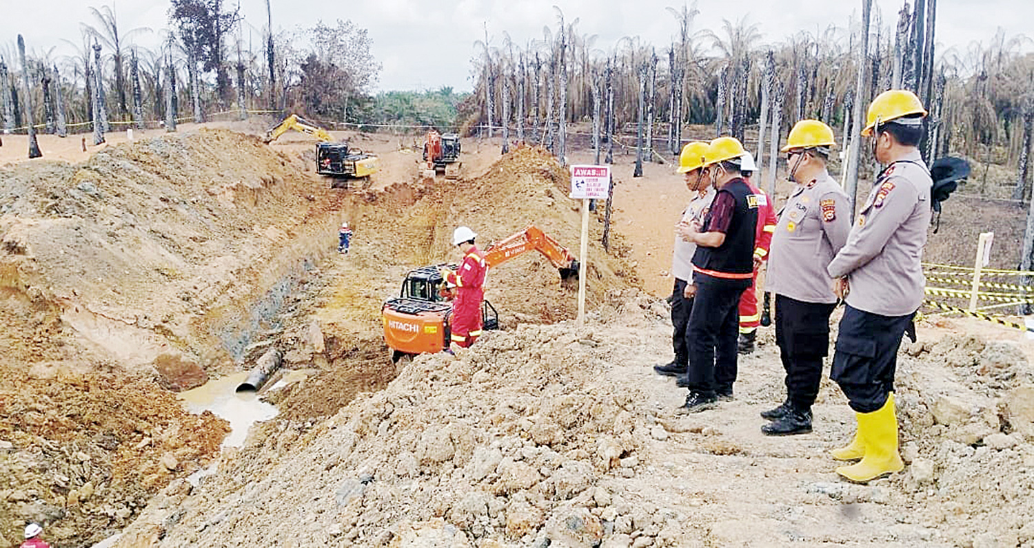 Kapolres Inhil AKBP Farouk Oktora SIK bersama Tim Labfor Polda Riau mengawal proses pemasangan pipa gas TGI pascaterbakar di Desa Batu Ampar, Kecamatan Kemuning, Kabupaten Inhil, Senin (5/1/2026).