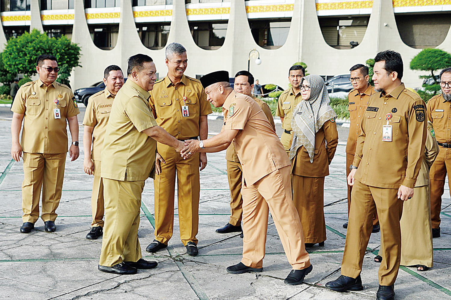 Plt Gubri SF Hariyanto menyalami para kepala OPD usai apel di halaman Kantor Gubernur Riau, Senin (5/1/2026).