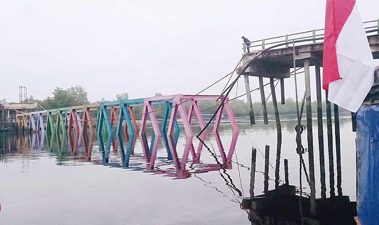 Kondisi Jembatan Panglima Sampul setelah ambruk ke Sugai Perumbi, Senin (5/1/2026) siang.