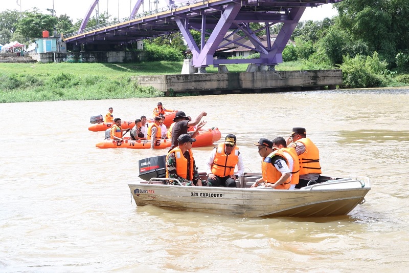Tim gabungan TNI, Polri, BPBD melakukan patroli memantau kondisi Sungai Kampar, Kabupaten Kampar, Selasa (6/1/2026).