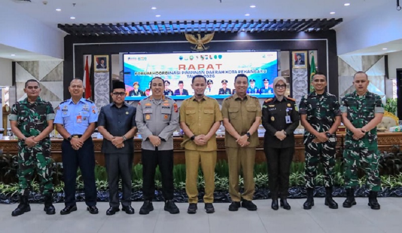 Wali Kota (Wako) Pekanbaru Agung Nugroho dan Wawako Markarius Anwar foto bersama saat Rapat Koordinasi awal tahun bersama Forkopimda Pekanbaru,
