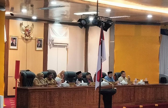 Ketua DPRD Kampar Ahmad Taridi memimpin rapat paripurna penutupan Masa Sidang I Tahun 2025 dan pembukaan Masa Sidang II Tahun 2026 di ruang rapat paripurna DPRD  Kampar, Senin (5/1/2026).