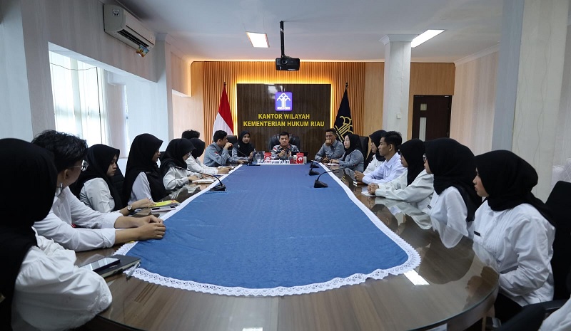 Kegiatan pembekalan peserta magang Program Magang Hub di lingkungan Kanwil Kemenkum Riau pada Selasa (6/1/2026).