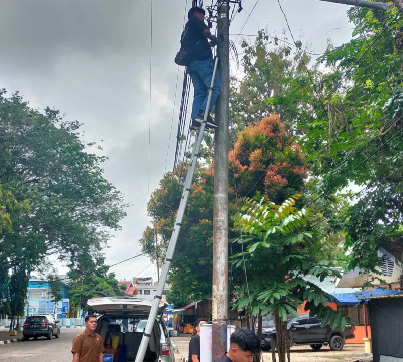 TCR Dinas Kominfo Kuansing melakukan perbaikan jaringan internet yang terkoneksi ke MPP Kuansing, Selasa (6/1/2026).