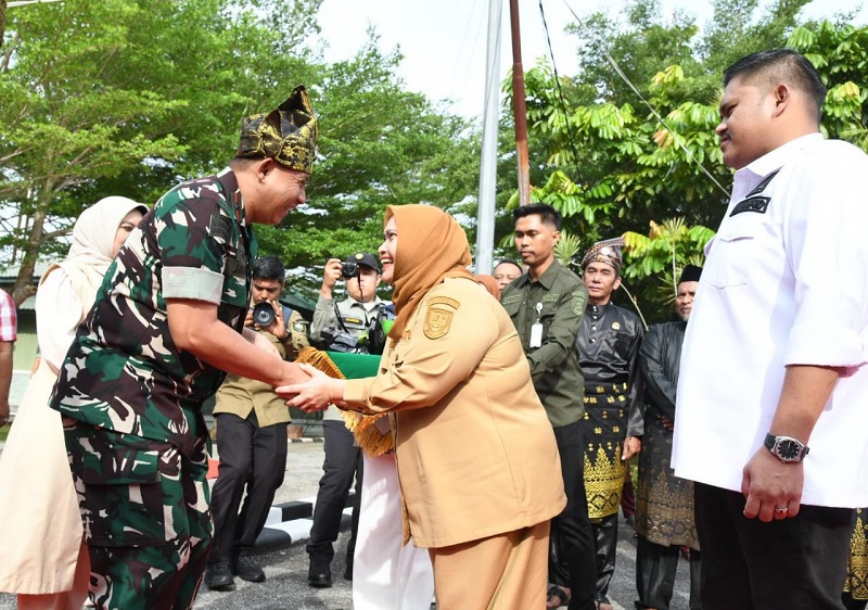 Bupati Bengkalis, Kasmarni menyambut kedatangan Danrem 031/Wira Bima, Brigjen TNI Jarot Supriyanto, di Makodim 0303 Bengkalis, Selasa (6/1/2026).