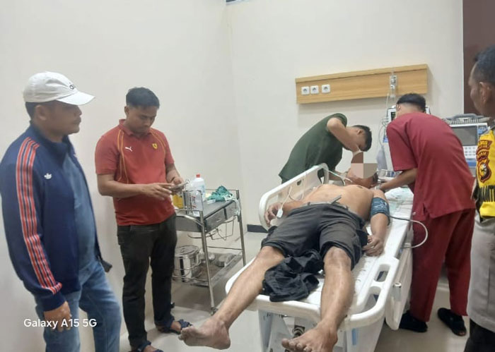 TR (41) pelaku curanmor saat mendapatkan perawatan medis di RS Pelita akibat mengalami luka setelah sempat dihajar massa, Senin (6/1/2026) malam.