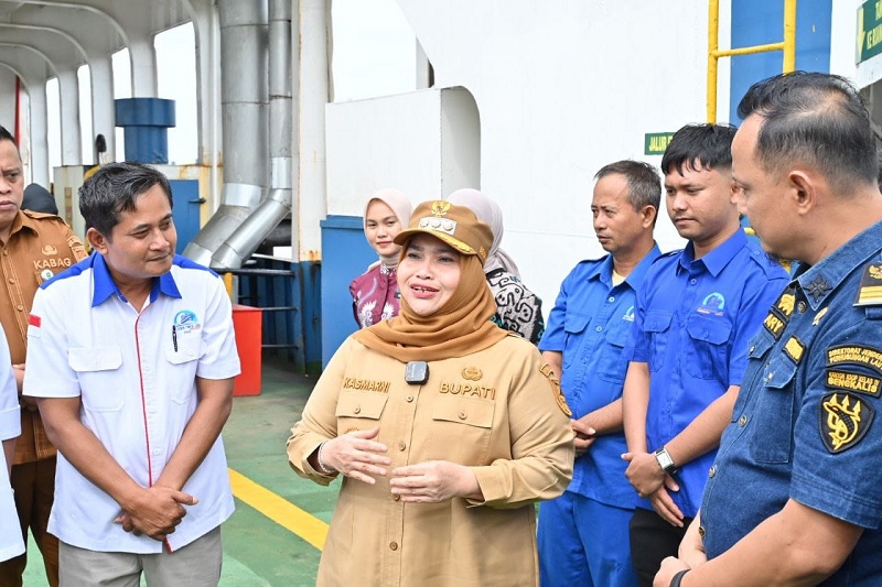 Bupati Bengkalis Kasmarni berbincang-bincang dengan petugas Pelabuhan Ro-Ro Bengkalis di dalam kapal Roro di Dermaga Air Putih Bengkalis, Selasa (6/1/2026).