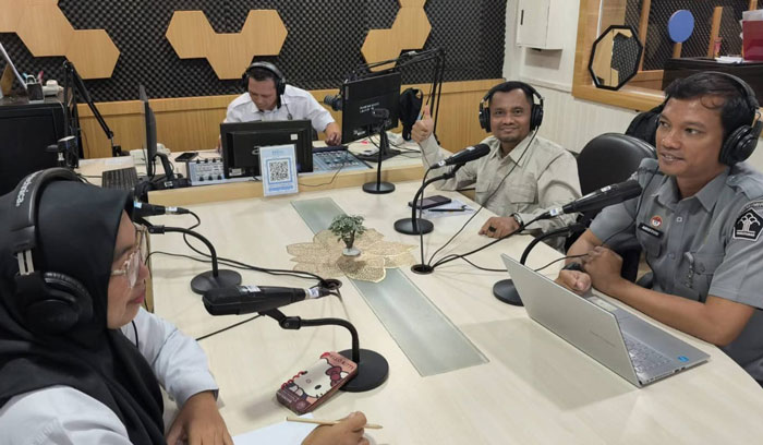 Penyuluh Hukum dari Kanwil Kemenkum Riau sendiri Ariston Hotman Turnip (paling kanan) saat jadi narasumber sosialisasi KUHP Nasional lewat sebuah dialog interaktif, Senin (5/1/2026)