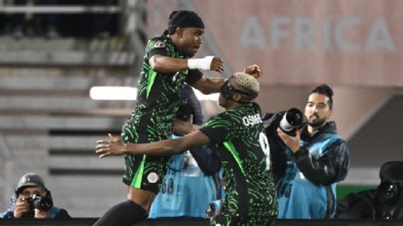 Ademola Lookman dan Victor Osimhen merayakan gol ketiga Nigeria saat mengalahkan Mozambik 4-0 untuk melaju ke perempatfinal Piala Afrika.