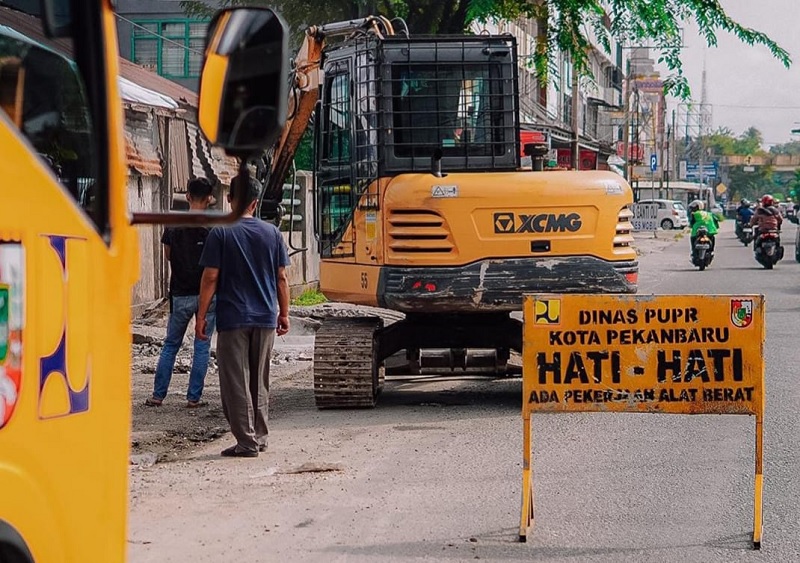 Dinas Pekerjaan Umum dan Penataan Ruang (PUPR) Kota Pekanbaru menurunkan alat berat untuk mengeruk endapan serta membersihkan material yang menghambat aliran air.
