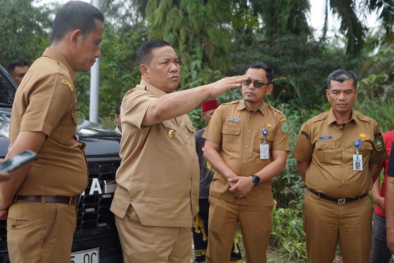Plt Gubri SF Hariyanto saat meninjau perbaikan jalan pada ruas jalan Pramuka Pekanbaru batas Siak, Selasa (6/1/2026).