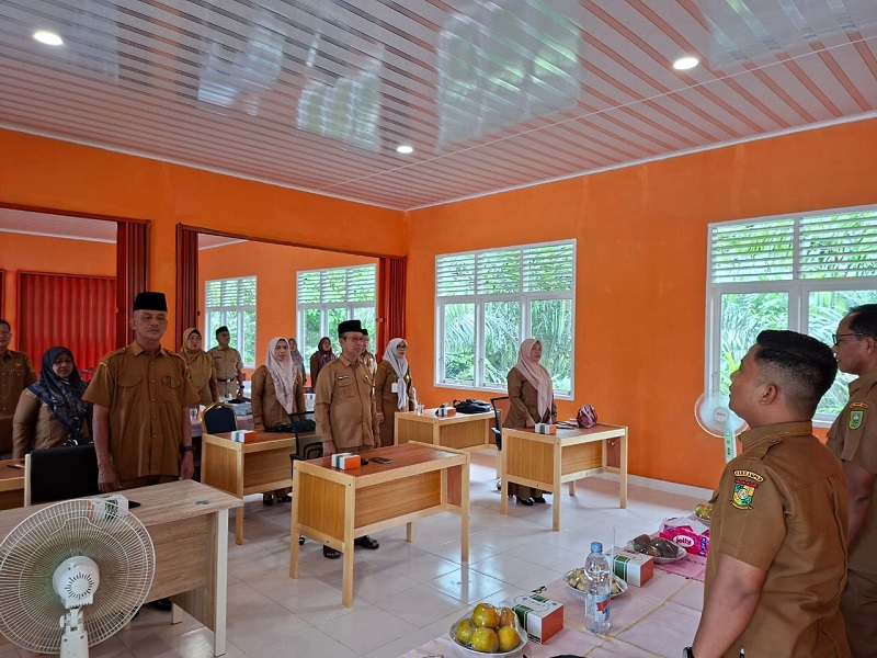 Plt Kadisdikpora Kabupaten Kampar Helmi menyaksikan pelaksanaan sertijab kepala sekolah jenjang TK, SD, dan SMP di lingkungan Disdikpora Kampar, Selasa (6/1/2026).