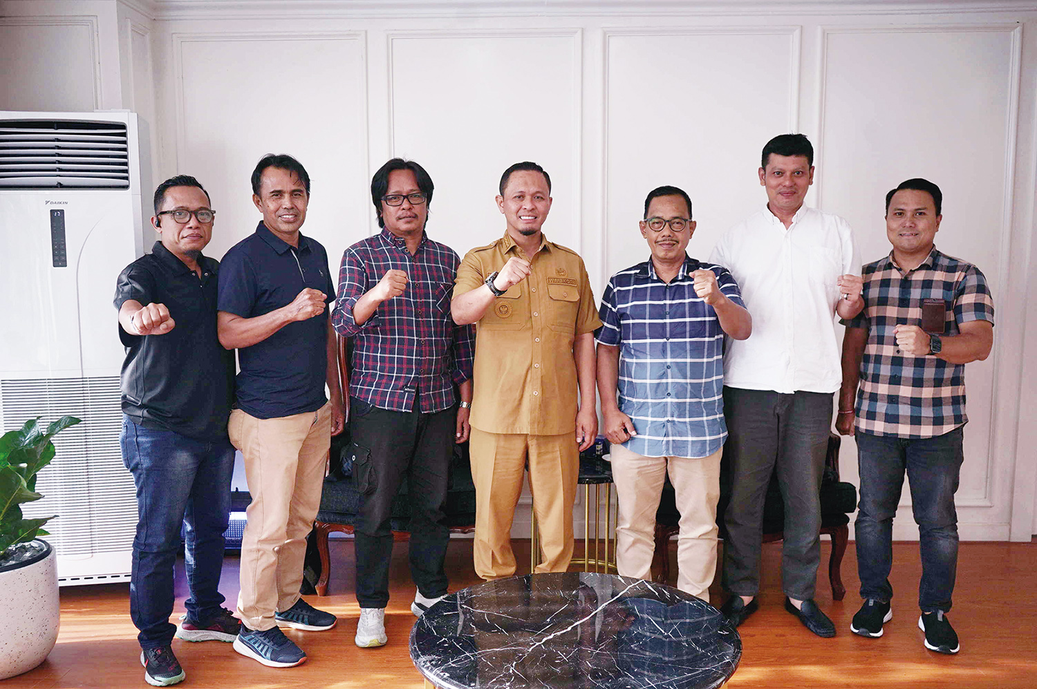Wali Kota Pekanbaru Agung Nugroho (tengah) foto bersama Direktur Riau Pos Asmawi Ibrahim (tiga kanan), Direktur Riau Pos Firman Agus (tiga kiri), Manajer Pemasaran Abdul Kadir Bey (dua kanan), Wapemred Abdul Gapur (dua kiri), Penjab EO Agus Syuhada (kanan