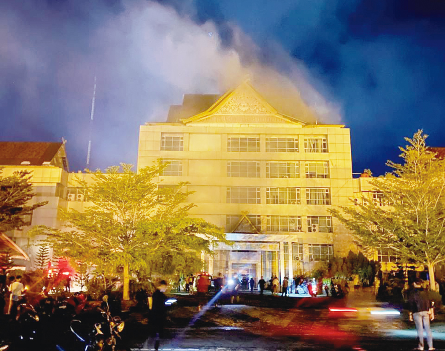 Asap tebal membubung keluar dari sela-sela atap Kantor Bupati Indragiri Hilir yang terbakar, Selasa (6/1/2026).