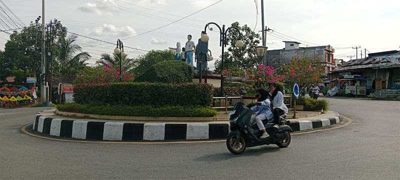 Aktivitas lalul intas kendaraan di simpang tiga Teluk Kuantan, Kecamatan Kuantan Tengah, Rabu (7/1/2025).