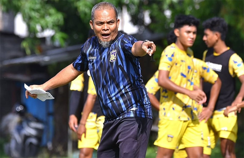 Pelatih Pekanbaru FC Miskardi saat memberikan materi latihan persiapan pertandingan Liga Nusantara 2025-2026 (Liga 3) di Solo.