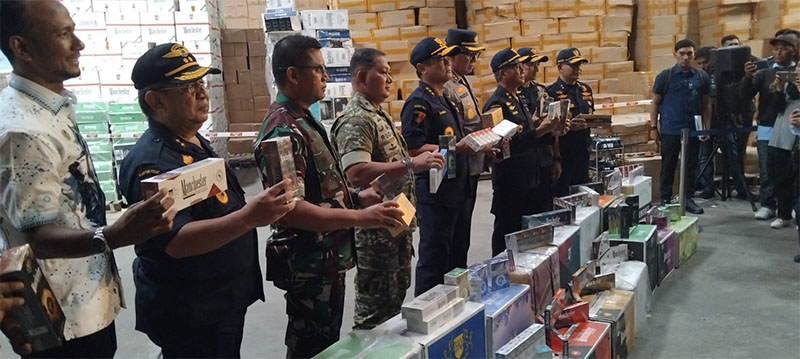 Direktorat Jenderal Bea dan Cukai amankan rokok impor ilegal di pergudangan Avian Air Hitam