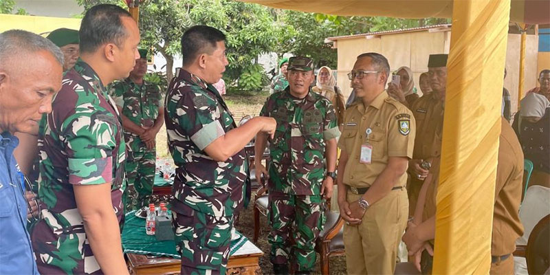 Kadis Koperasi dan UMKM Bengkalis, Basuki Rahmat berbincang bersama pejabat TNI dan Polri usai vidcom di lokasi pembangunan KDKMP Desa Wonosari, Kecamatan Bengkalis, Rabu (7/1/2026).