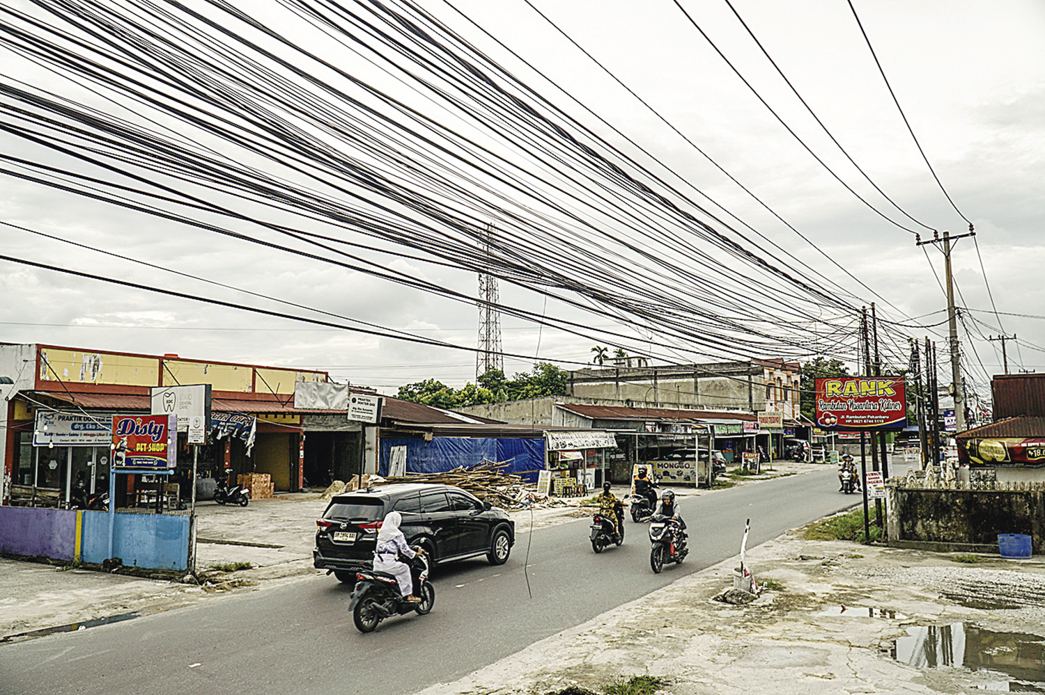 Jaringan kabel fiber optik yang semraut di kawasan Jalan Rambutan, Pekanbaru, Selasa (2/9/2025) ft: MHD AKHWAN/RIAUPOS