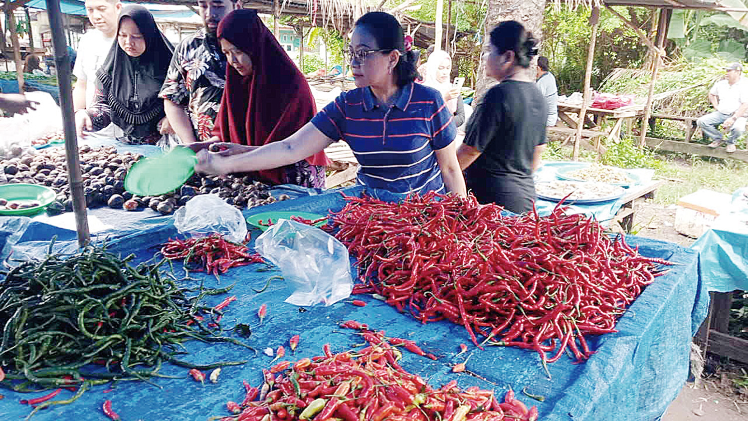Suasana jual beli bahan pokok yang dijual di Pasar kaget Jalan Kayu Jati Pekanbaru, Selasa (6/1/2026).