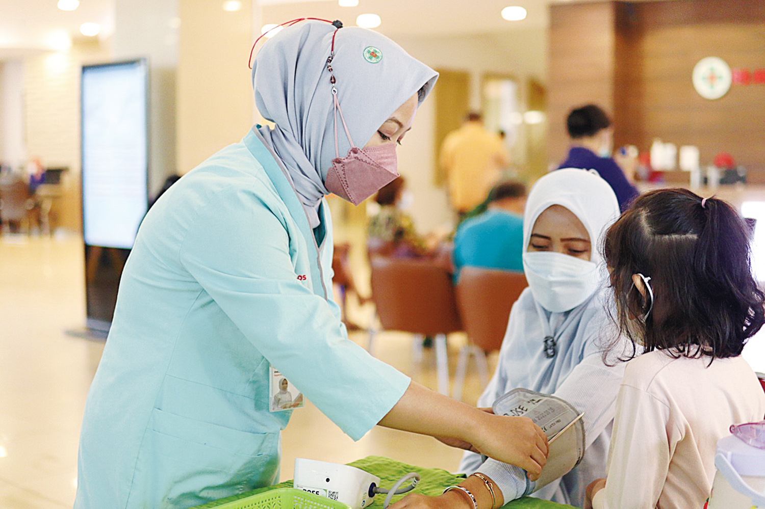 Perawat di RS Awal Bros Group memberikan pelayanan kepada seorang pasien yang berobat, Senin (5/1/2026).