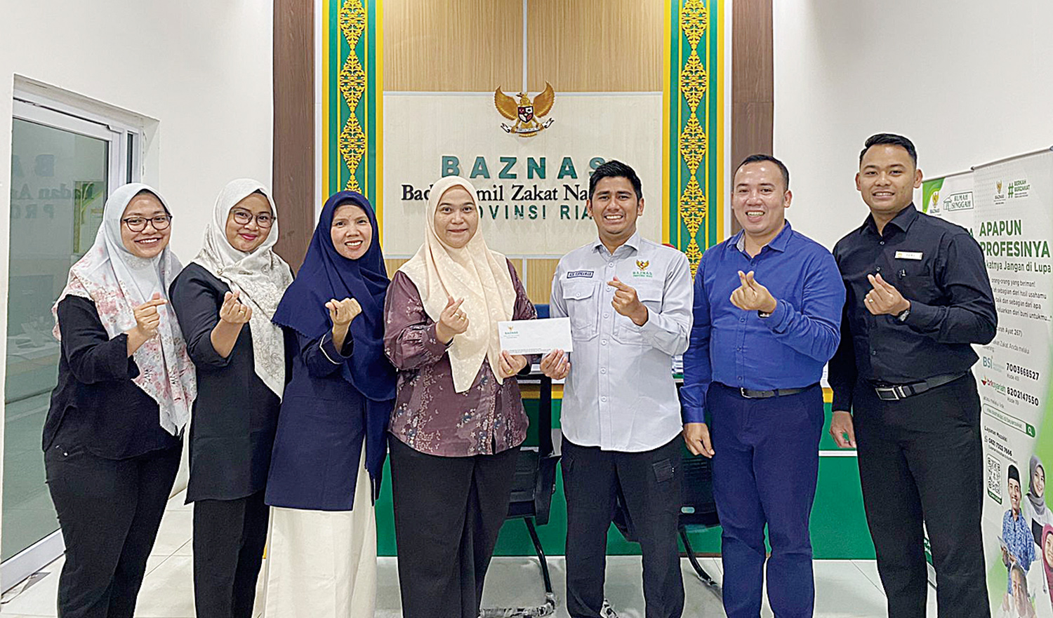GM Hotel Grand Suka Esti Novisera (empat kiri)  saat menyerahkan bantuan untuk masyarakat terdampak bencana alam Sumatera. Penyerahan dilakukan melalui  Baznas Provinsi Riau, Selasa (6/1/2026).