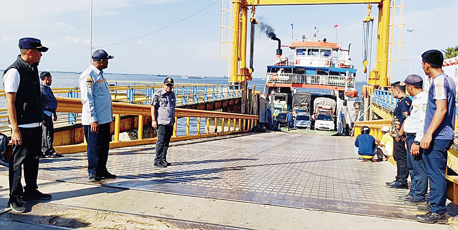 Kapal Ro-Ro bersandar di pelabuhan Dumai setelah melayani rute penyeberangan Dumai-Rupat, Selasa (6/1/2026)