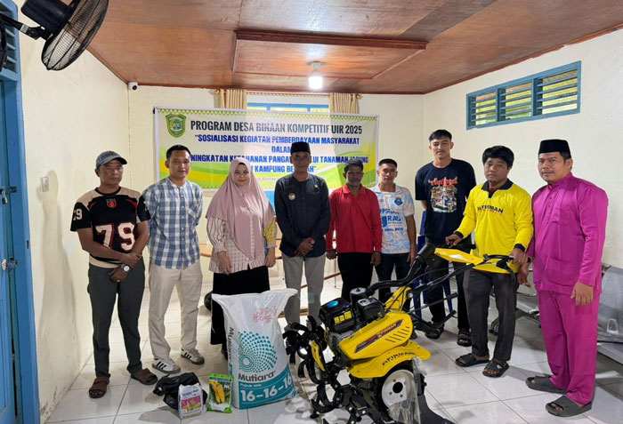 Tim PKM UIR serahkan bantuan berupa pemberian bantuan bibit jagung,  pupuk dan traktor mini kepada kelompok tani di Kampung Benayah Kecamatan Pusako, Kabupaten Siak, Riau, Sabtu (13/12/2025).