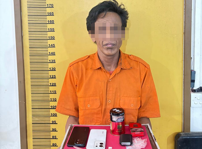 Satu di antara dua tersangka penyalahgunaan narkotika jenis sabu saat diamankan Polres Inhu, Selasa (6/1/2026).