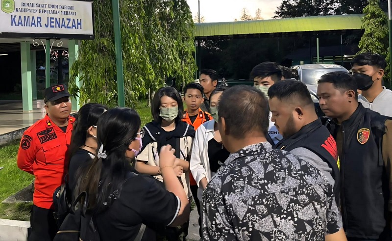 Istri korban bersama adik kandungnya serta sejumlah perwakilan yayasan dari Malaysia tiba menjemput korban di RSUD Meranti, Selasa (6/1/2026).