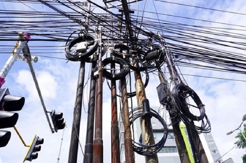 Selain merusak estetika dan keindahan kota, kabel-kabel yang menjuntai rendah bahkan jatuh ke badan jalan telah membahayakan keselamatan masyarakat dan menimbulkan korban.