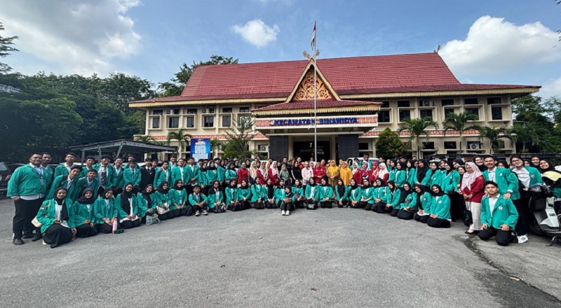 Para pimpinan Universitas Hang Tuah Pekanbaru, mahasiswa, pimpinan Kecamatan Binawidya, pimpinan Puskesmas Simpang Baru  foto bersama usai pembukaan PBL, Senin (5/1/2026).