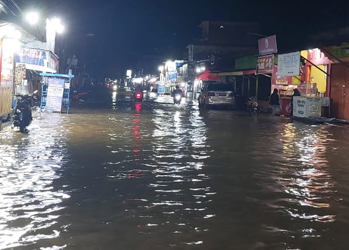 Terlihat air pasang cukup dalam menggenangi sejumlah ruas jalan di Kecamatan Tembilahan dan Tembilahan Hulu, Rabu (7/1/2026) malam.