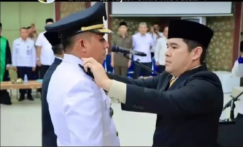 Pj Sekretaris Daerah Kabupaten Kampar Ardi Mardiansyah secara resmi melantik dan mengambil sumpah 43 pejabat administrator dan pengawas di aula Kantor Bupati Kampar, Bangkinang, Rabu (7/1/2026).