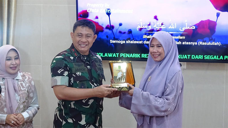 Danrem Brigjen TNI Jarot Suprihanto terima cendera mata dari Wabup Yuliantini saat melakukan kunjungan ke Kabupaten Inhil, Kamis (8/1/2026).