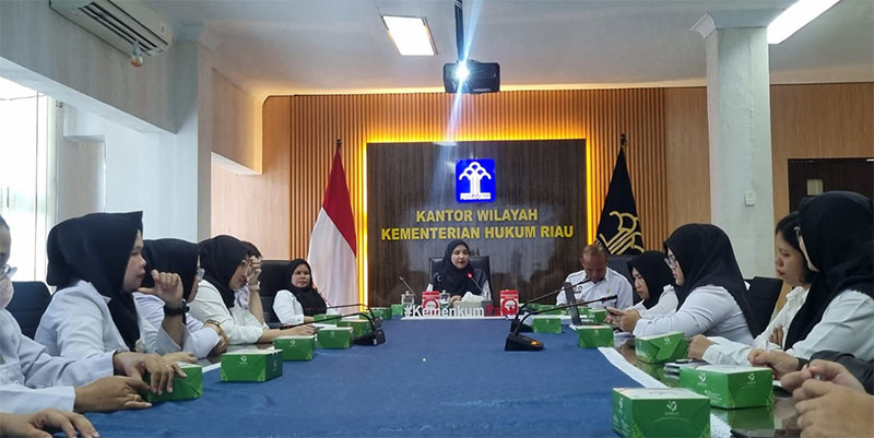 Kepala Divisi P3H Kanwil Kemenkum Riau Yeni Nel Ikhwan (paling belakang) memimpin rapat kerja awal tahun Bidang P3H, Rabu (7/1/2026).