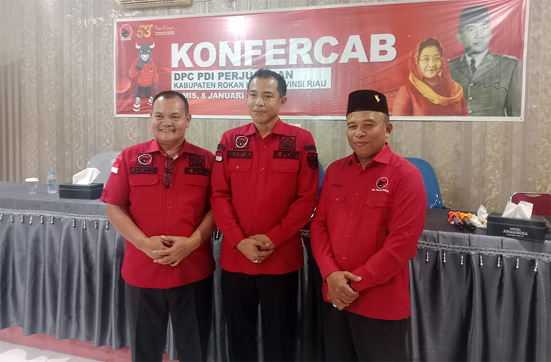 Ketua DPC PDI Perjuangan Muhar Riza didampingi sekretaris Purnomo dan bendahara Jhoni Simanjuntak.