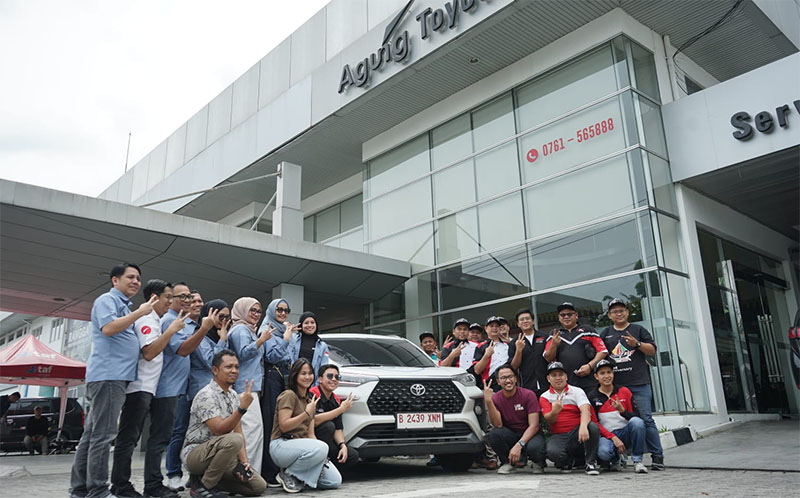 Manajemen Agung Toyota Pekanbaru bersama komunitas foto bersama Veloz Hybrid EV yang baru tiba di Agung Toyota SM Amin Pekanbaru, Kamis (8/1/2026).