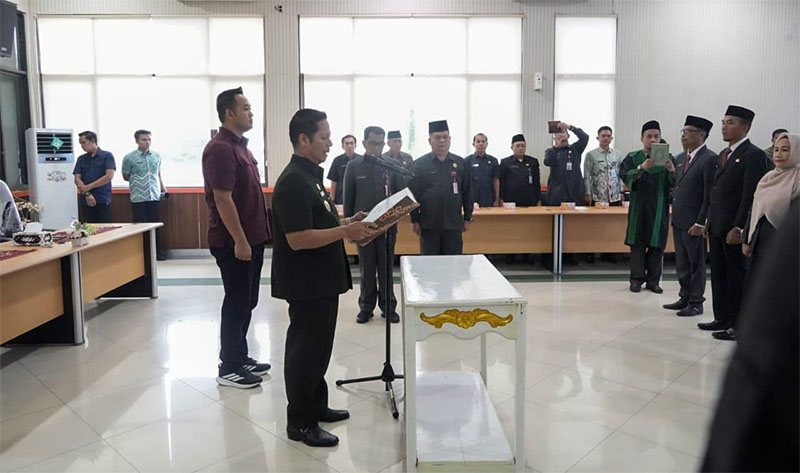 Wakil Bupati Kuansing, H Muklisin melantik pejabat administrator dan fungsional di lingkungan Pemkab Kuansing, Kamis (8/1/2026) di multimedia Kantor Bupati.