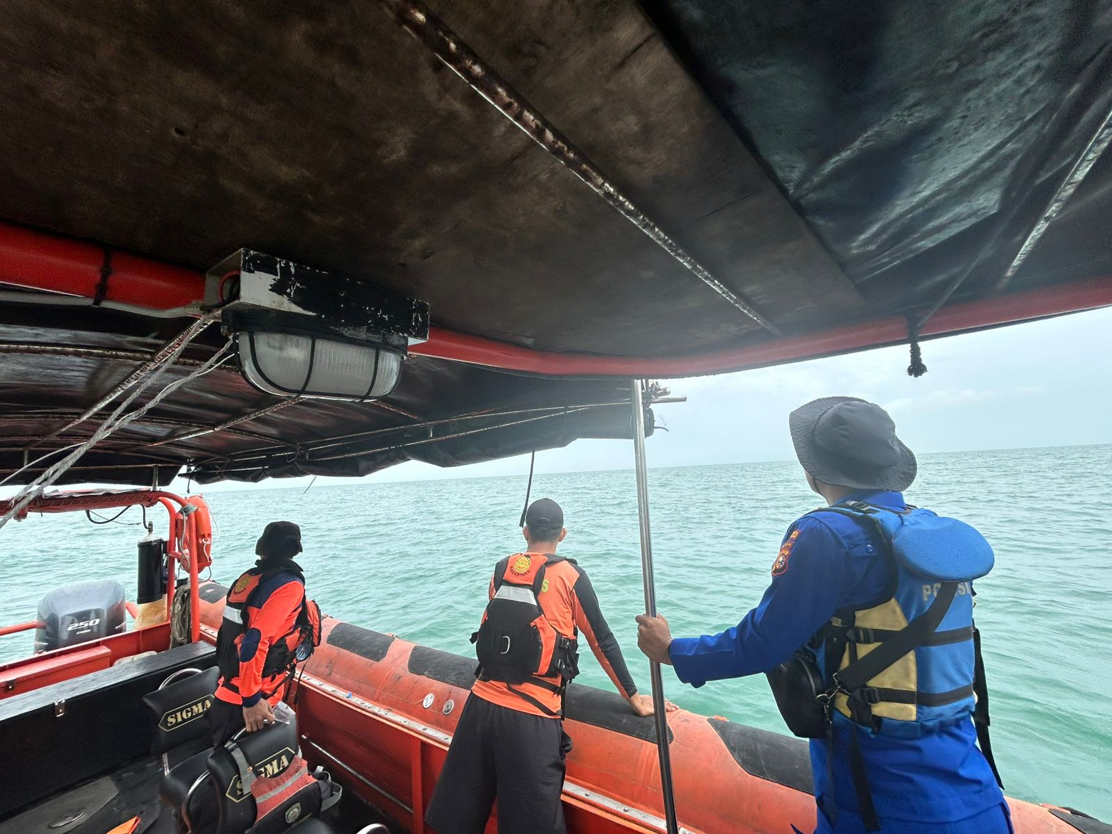 Tim SAR Gabungan masih melakukan pencarian korban bernama Rapat (38), warga asal Batam dari KM Makmur Jaya 89 yang terjatuh dari kapalnya di perairan Selat Bengkalis, Rabu (7/1/2026).