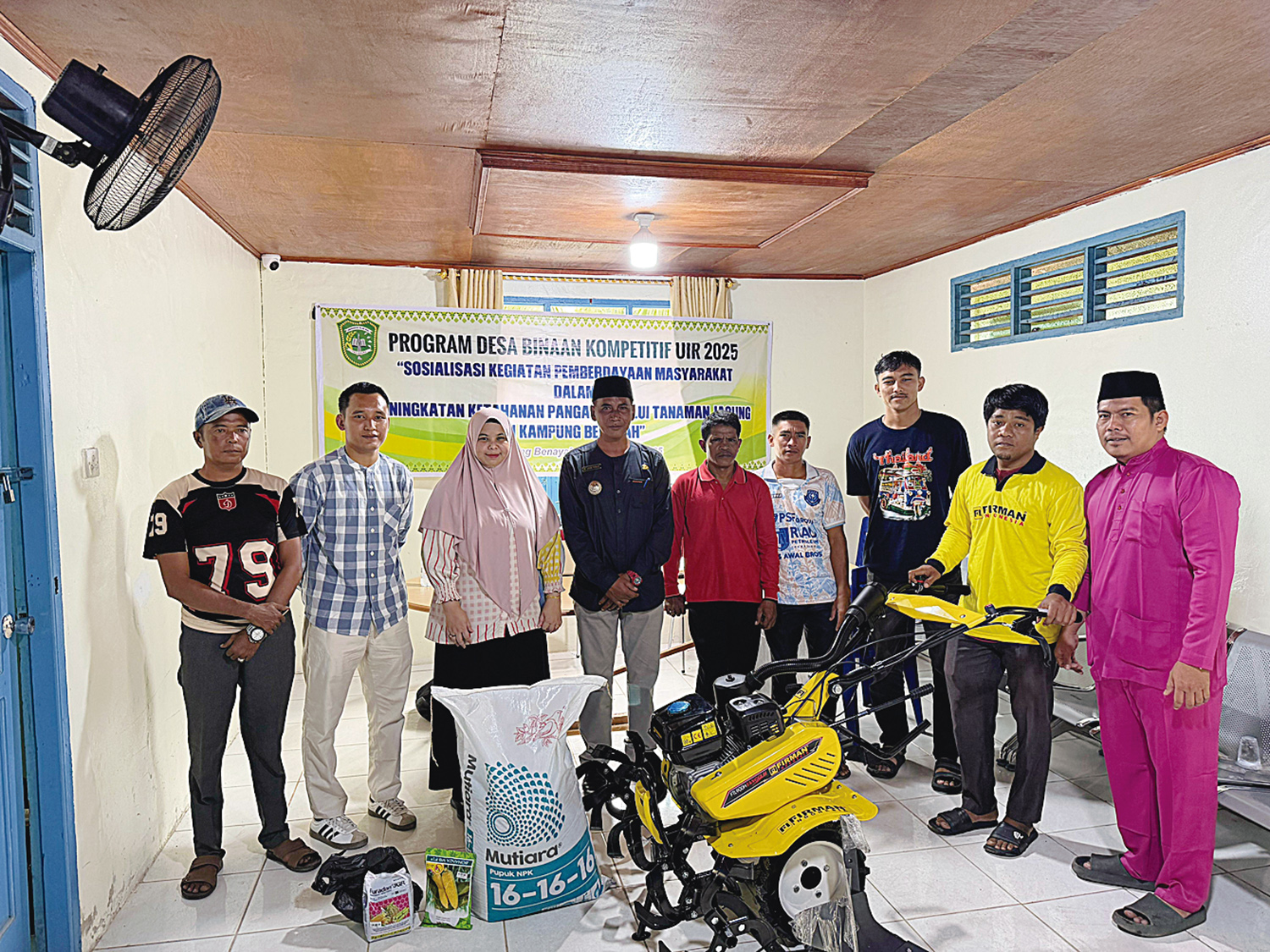 Tim PKM UIR menyerahkan bantuan berupa bibit jagung, pupuk dan traktor mini kepada kelompok tani di Kampung Benayah, Kecamatan Pusako, Kabupaten Siak, Sabtu (13/12/2025).