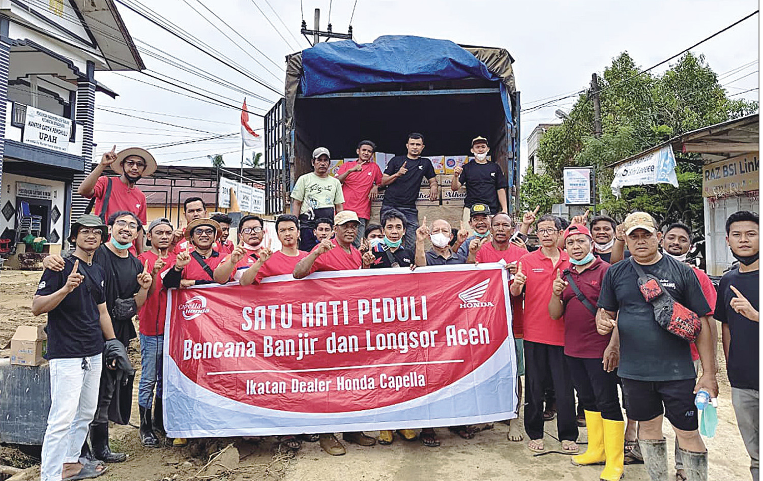 Tim Capella Honda foto bersama saat menyalurkan bantuan untuk korban bencana alam di Sumatera, belum lama ini.