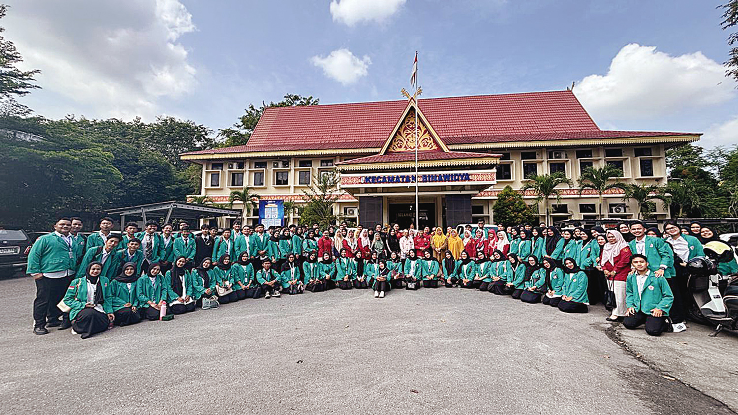 Para pimpinan Universitas Hang Tuah Pekanbaru, mahasiswa, pimpinan Kecamatan Binawidya, pimpinan Puskesmas Simpangbaru,  foto bersama usai pembukaan pengalaman belajar lapangan, Senin (5/1/2026).