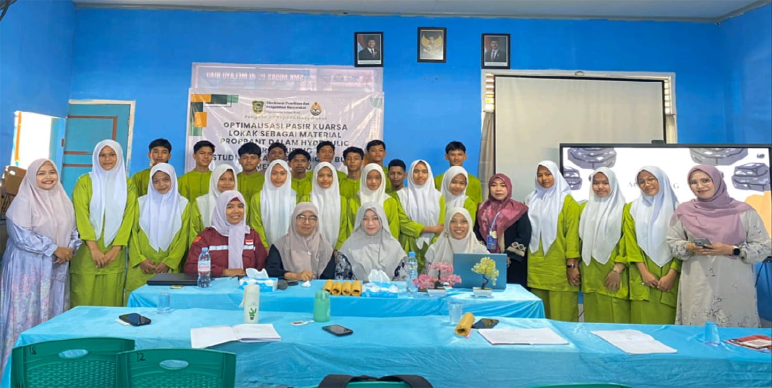 Tim PKM UIR foto bersama pimpinan sekolah dan siswa SMK Migas Bumi Melayu Riau usai memberikan materi, Kamis (12/12/2025).